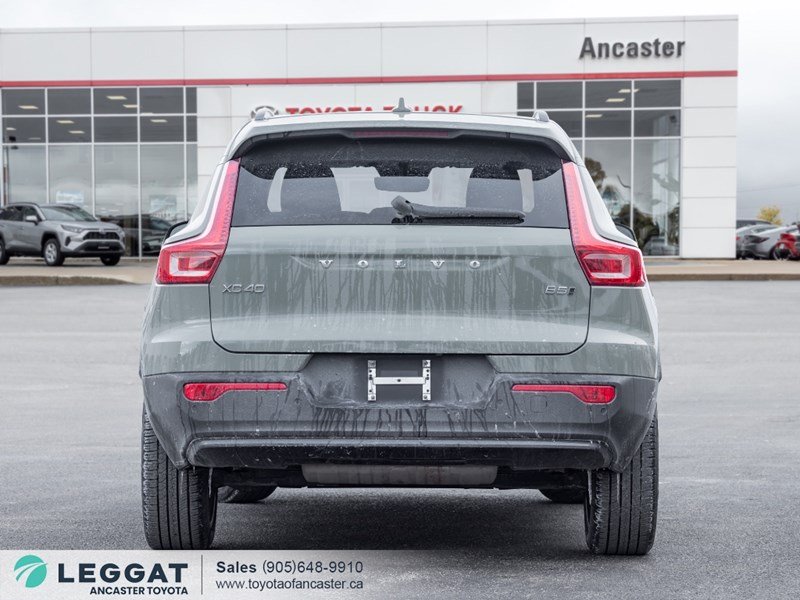 2025 Volvo XC40 B5 AWD Ultra Dark Theme