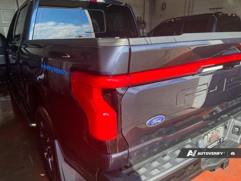 2022 Ford F-150 Lightning LARIAT 4WD SuperCrew 5.5' Box