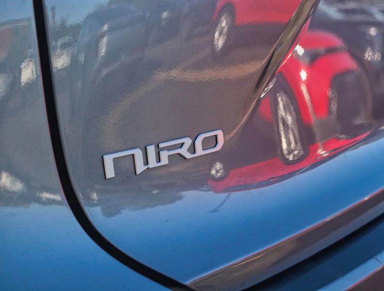2024 Kia Niro PHEV 1000KM/TANK/BEST IN CLASS CARGO/OFF-LEASE