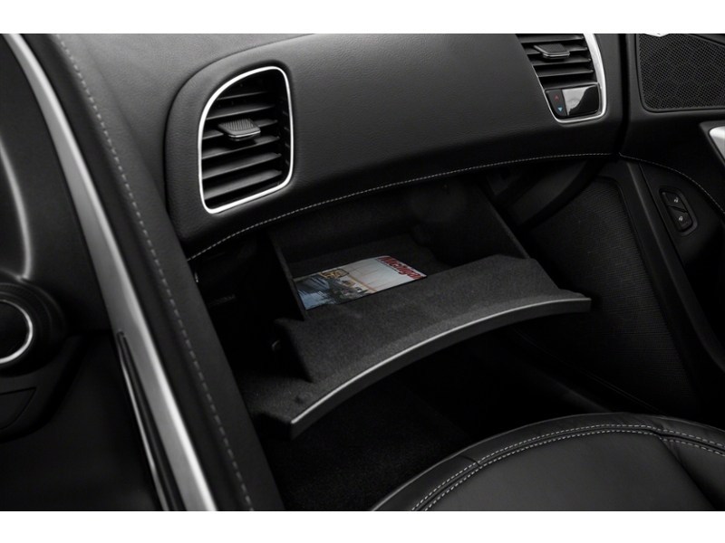 2015 Chevrolet Corvette 2dr Stingray Conv w/3LT Interior Shot 4